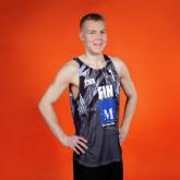 Arttur Pennanen, fysioterapian opiskelija ja urheilija poseeraa