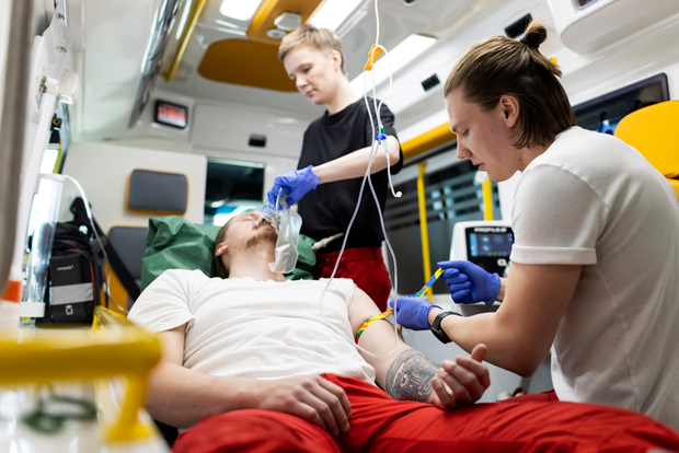 Ensihoitajat tekemässä akuuttia hoitotyötä ambulanssissa