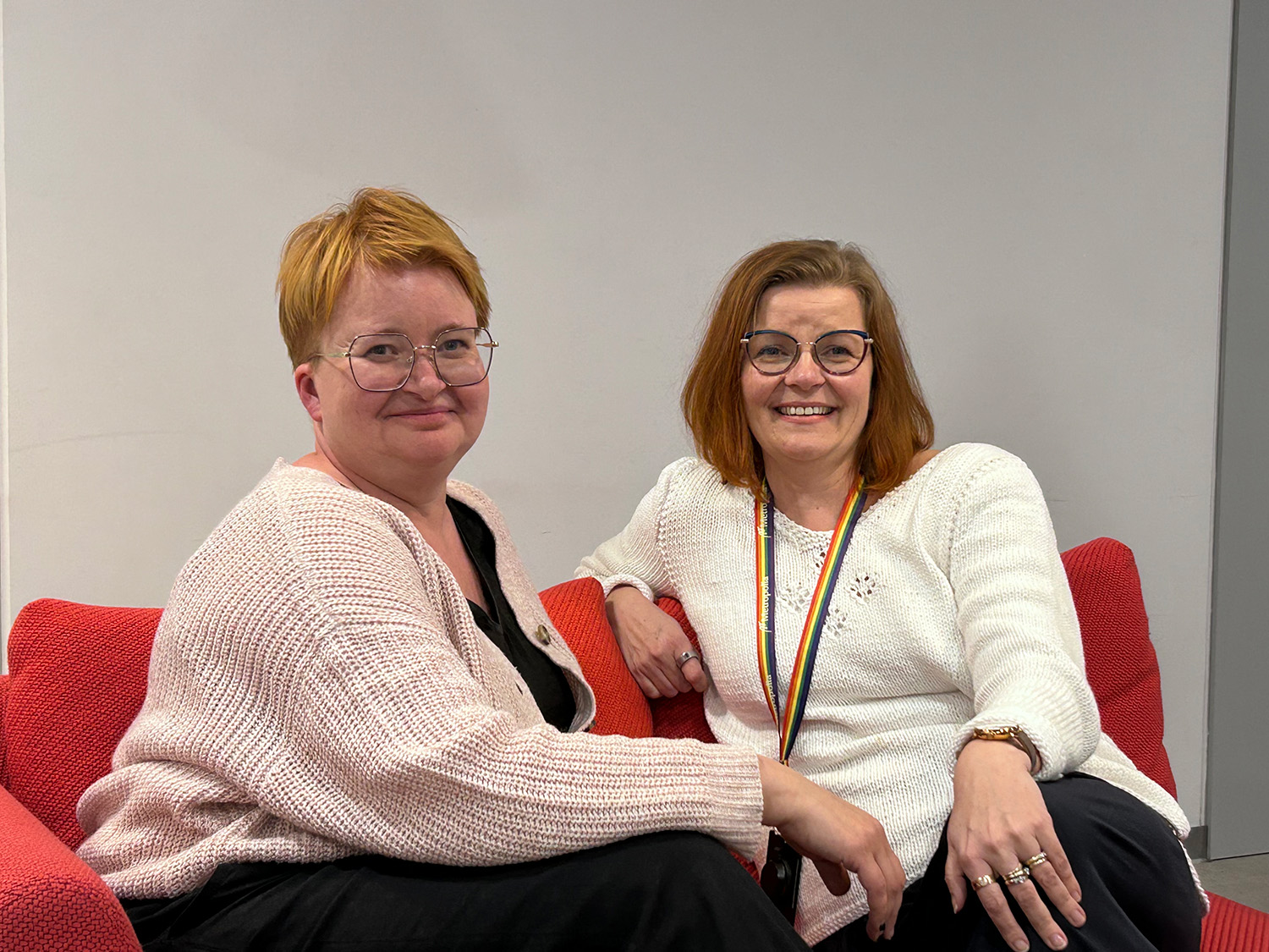 Raisa ja Anne-Mari istuvat sohvalla