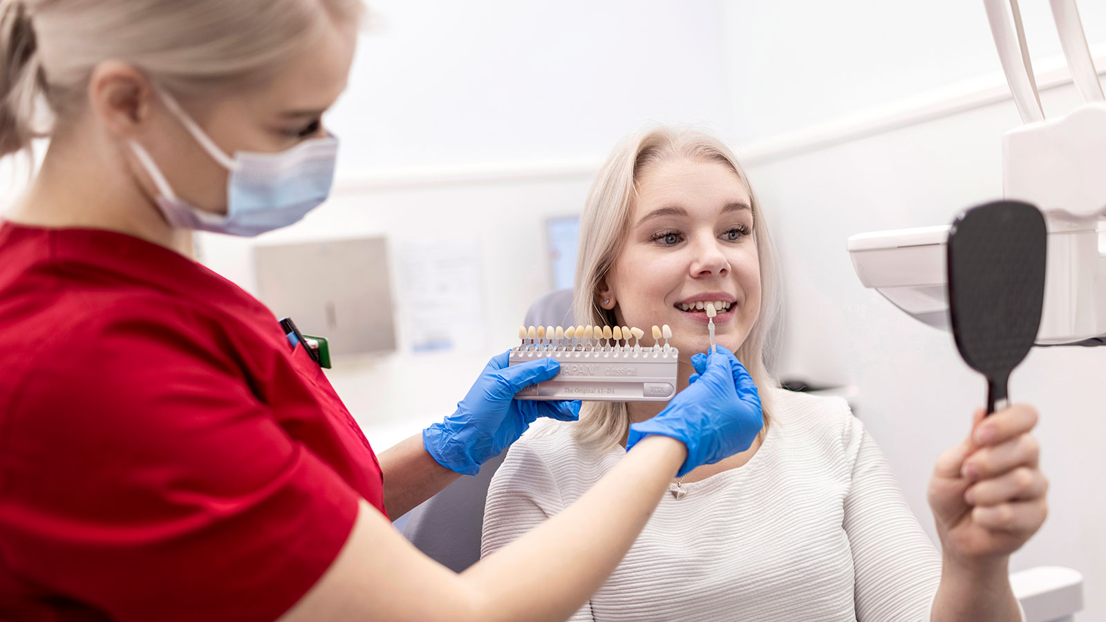 Suuhygienistiopiskelija ja opetusasiakas suunnittelevat hampaiden valkaisua.