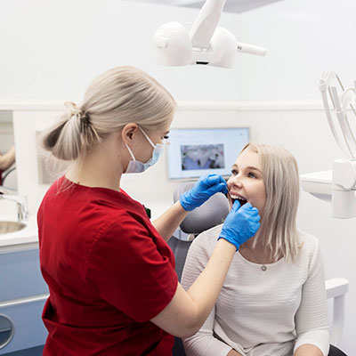 Dental Hygienist student advises on oral self-care.