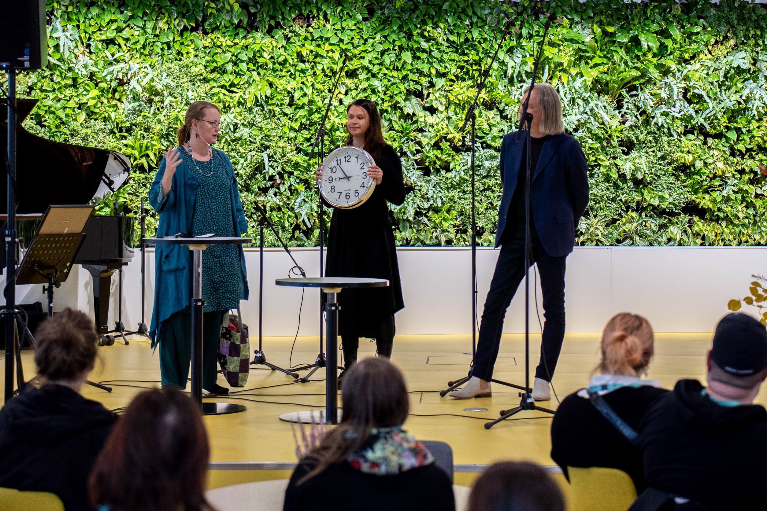 Tutkijat Laura Huhtinen-Hildén, Anna-Maria Isola ja Arto O. Salonen keskustelivat siitä, miten merkityksellisyyden kokemukset liittyvät kestävään hyvinvointiin