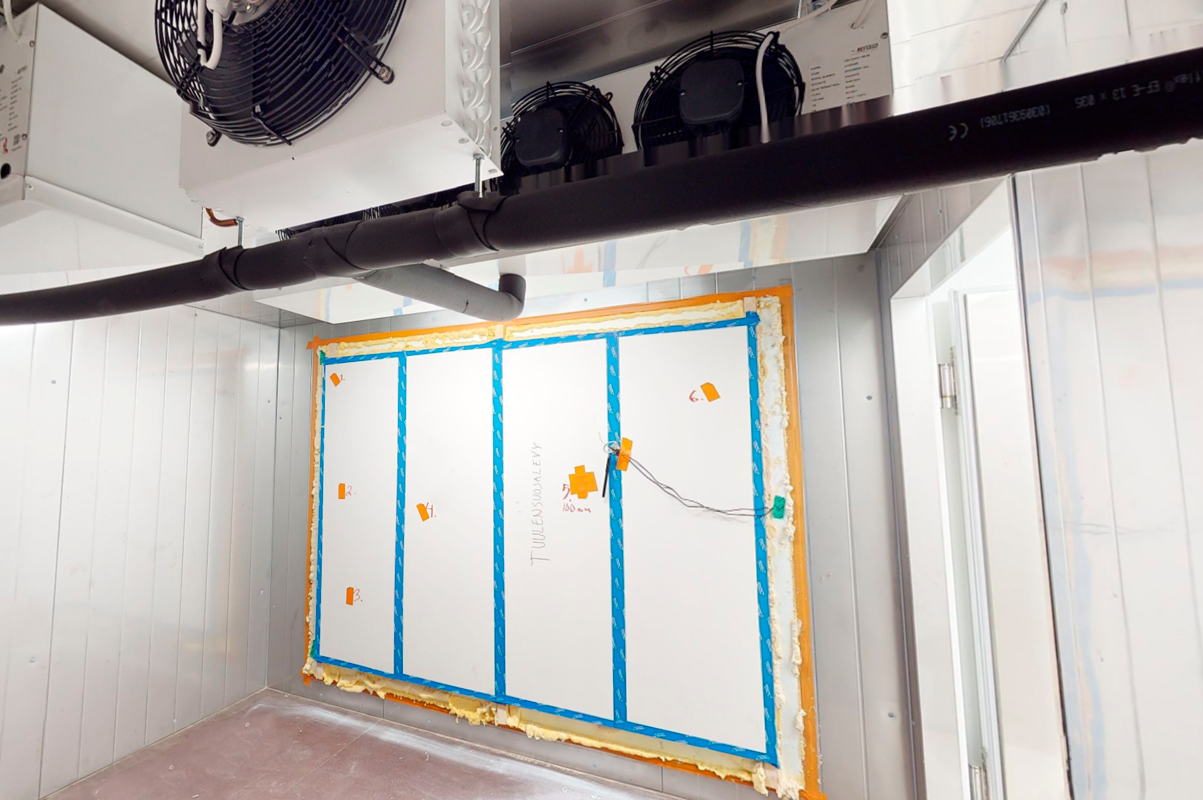 Olosuhdehuone, jossa seinärakenteessa erilaisia mittauslaitteistoja kiinni mittaamassa sääolosuhteiden vaikutusta seinärakenteeseen.