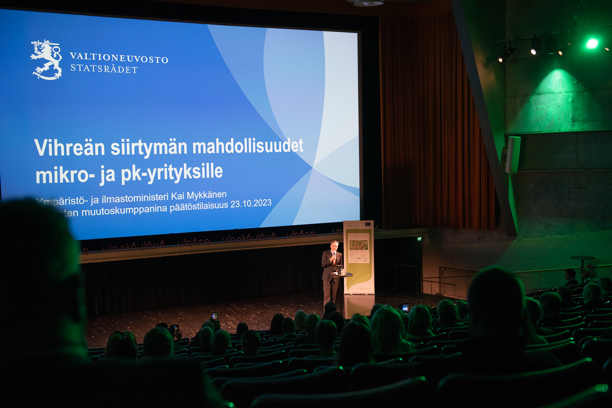 Ympäristöministeri Kai Mykkänen puhuu Bio Rexin lavalla.