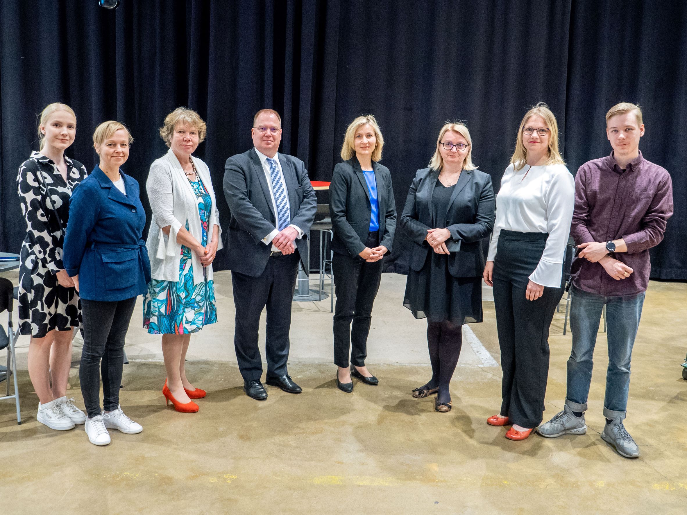 Kuvassa vasemmalta Jenna Huhtanen, Mia Vainikainen, Riitta Konkola, Vesa-Pekka Poutanen, Helmi Soosaar, Katarina Ivanković-Knežević, Aura Kaarivuo, Ossi Kallio