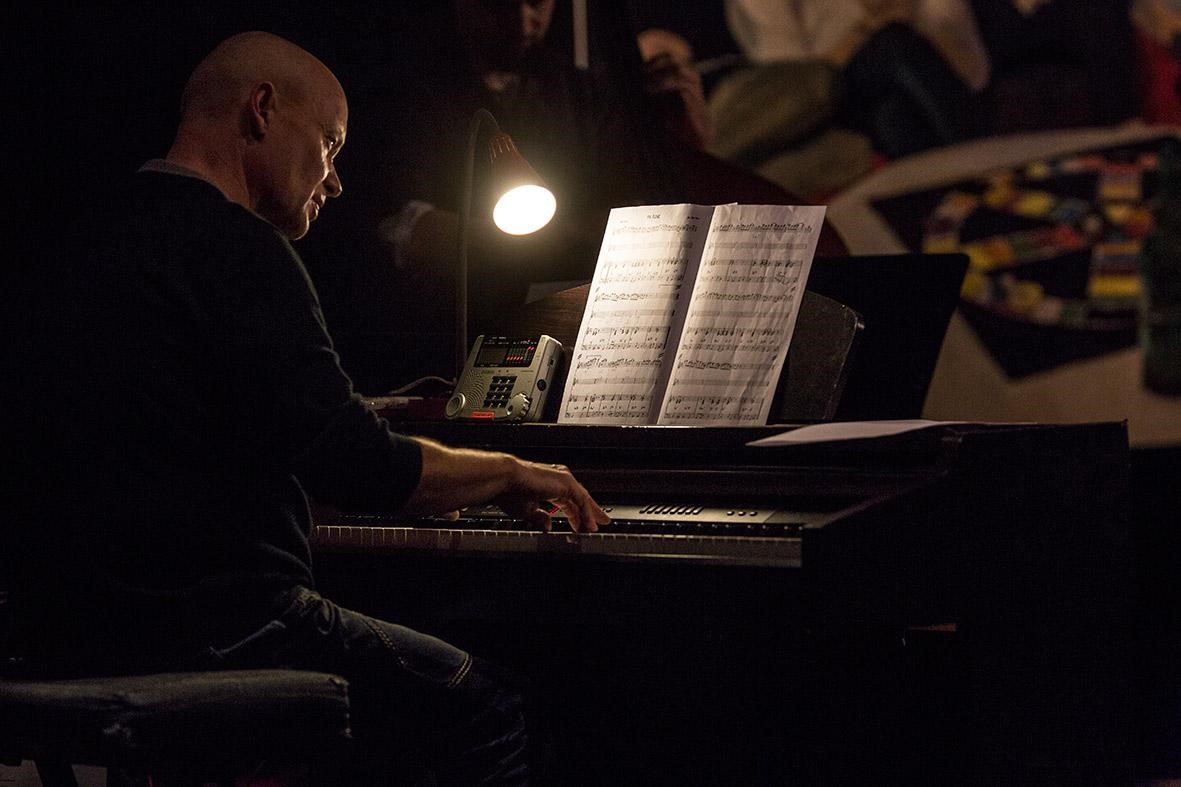 Jasse soittaa pianoa