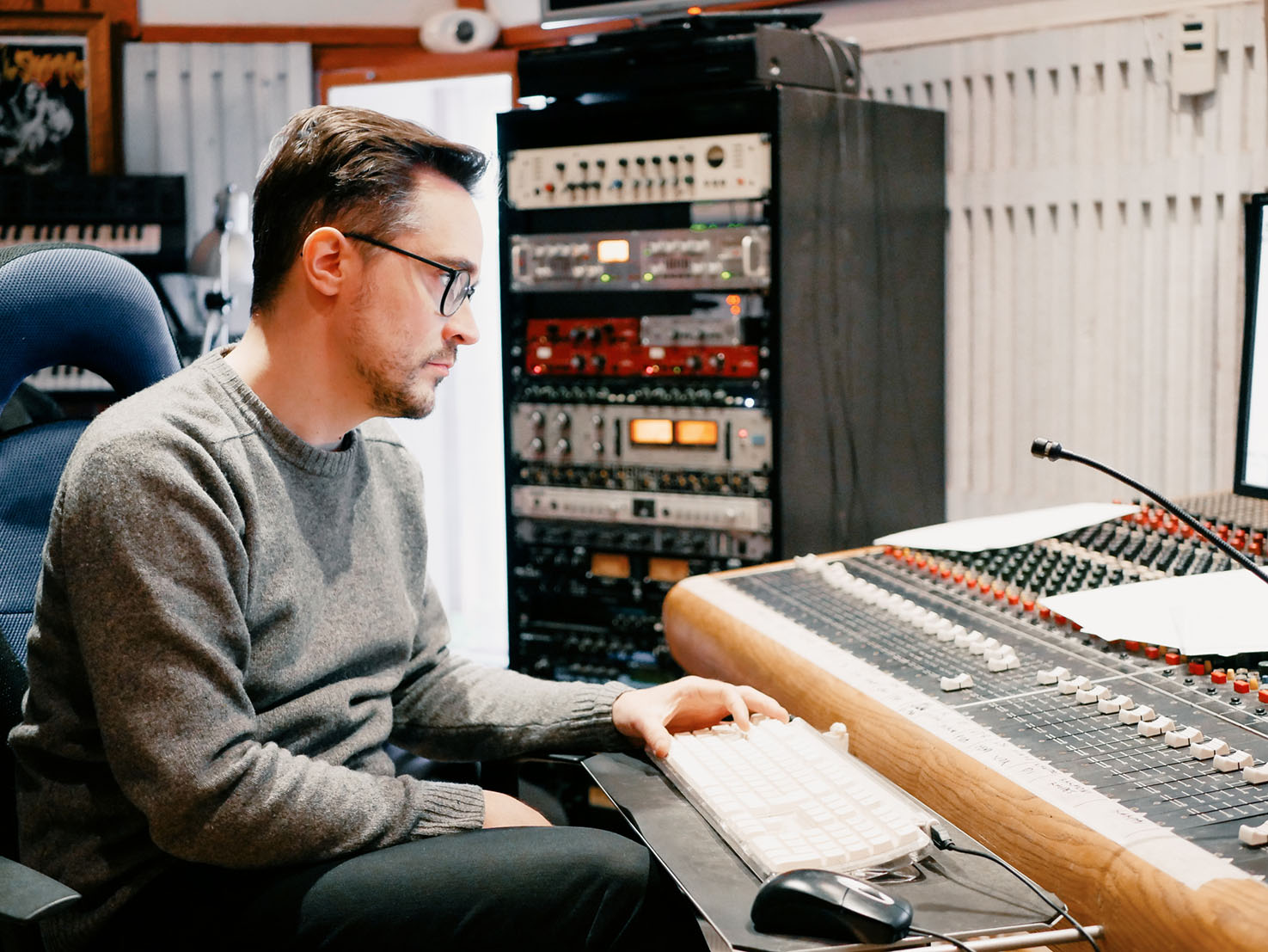 Julius Mauranen istuu työpisteen ääressä studiossa työskentelemässä