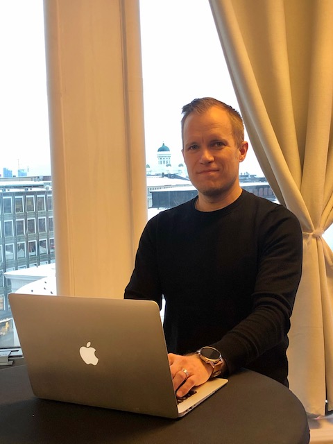 Olli Hyttinen istuu työpöydän ääressä