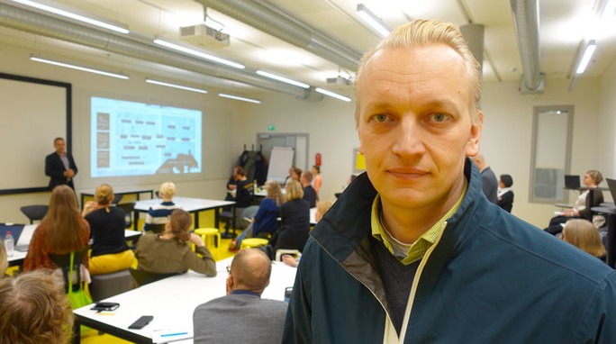 Valtioneuvoston erityisasiantuntija Aleksi Kopponen johdatteli työpajan ekosysteemiajatteluun.