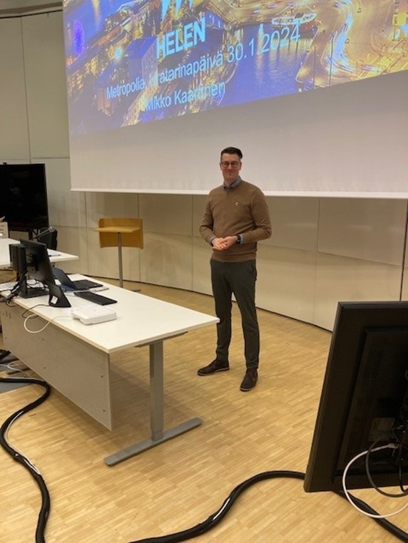Mikko Kaartinen kertoo Helenistä Myyrmäen kampuksen auditoriossa.