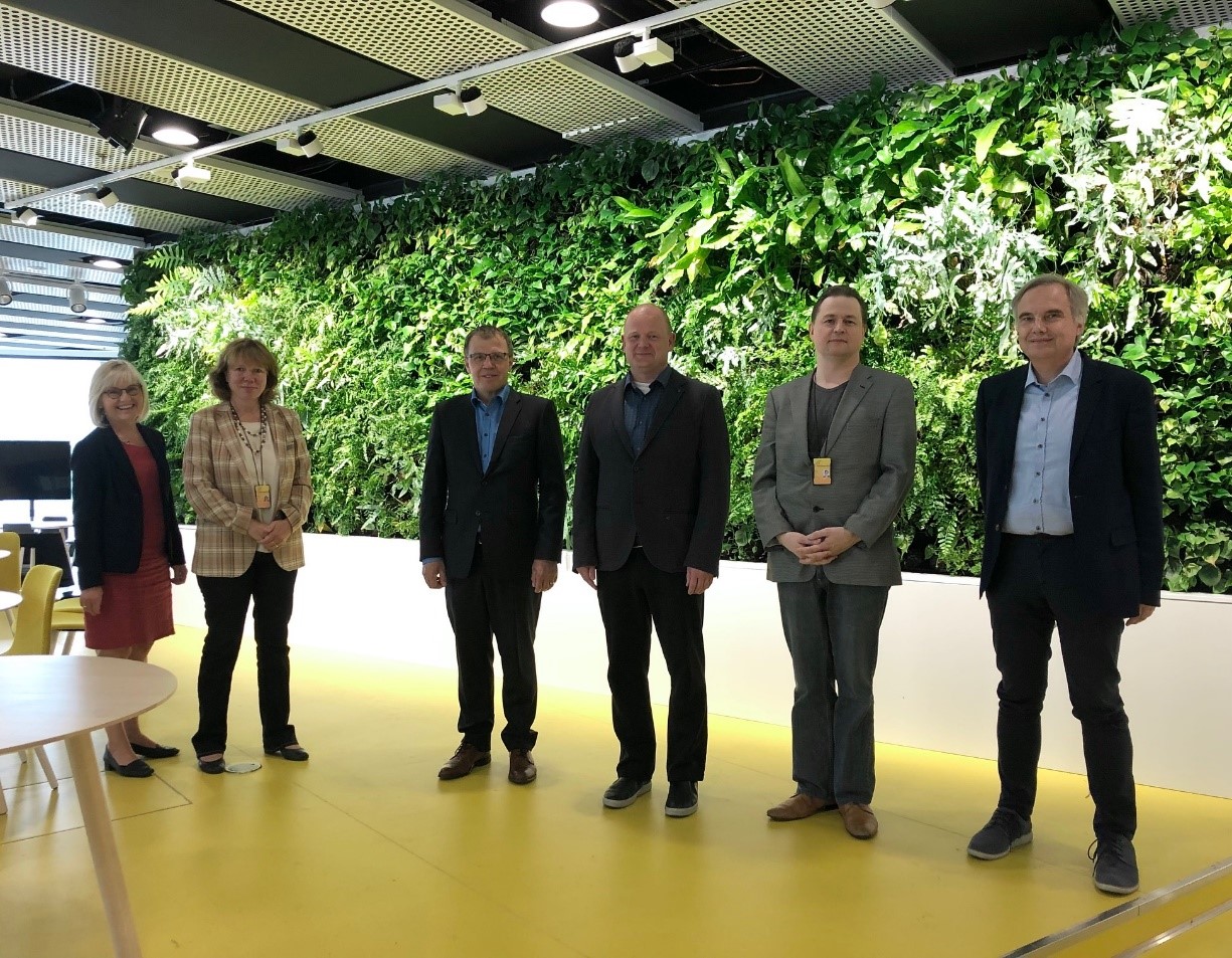Representatives of Nokia and Metropolia side by side on Myllypuro campus