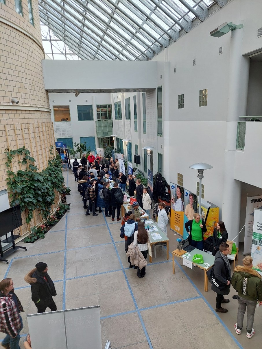 Opiskelijat tutustuvat tekniikan alan työnantajien ständeihin Myyrmäen kampuksen aulassa.
