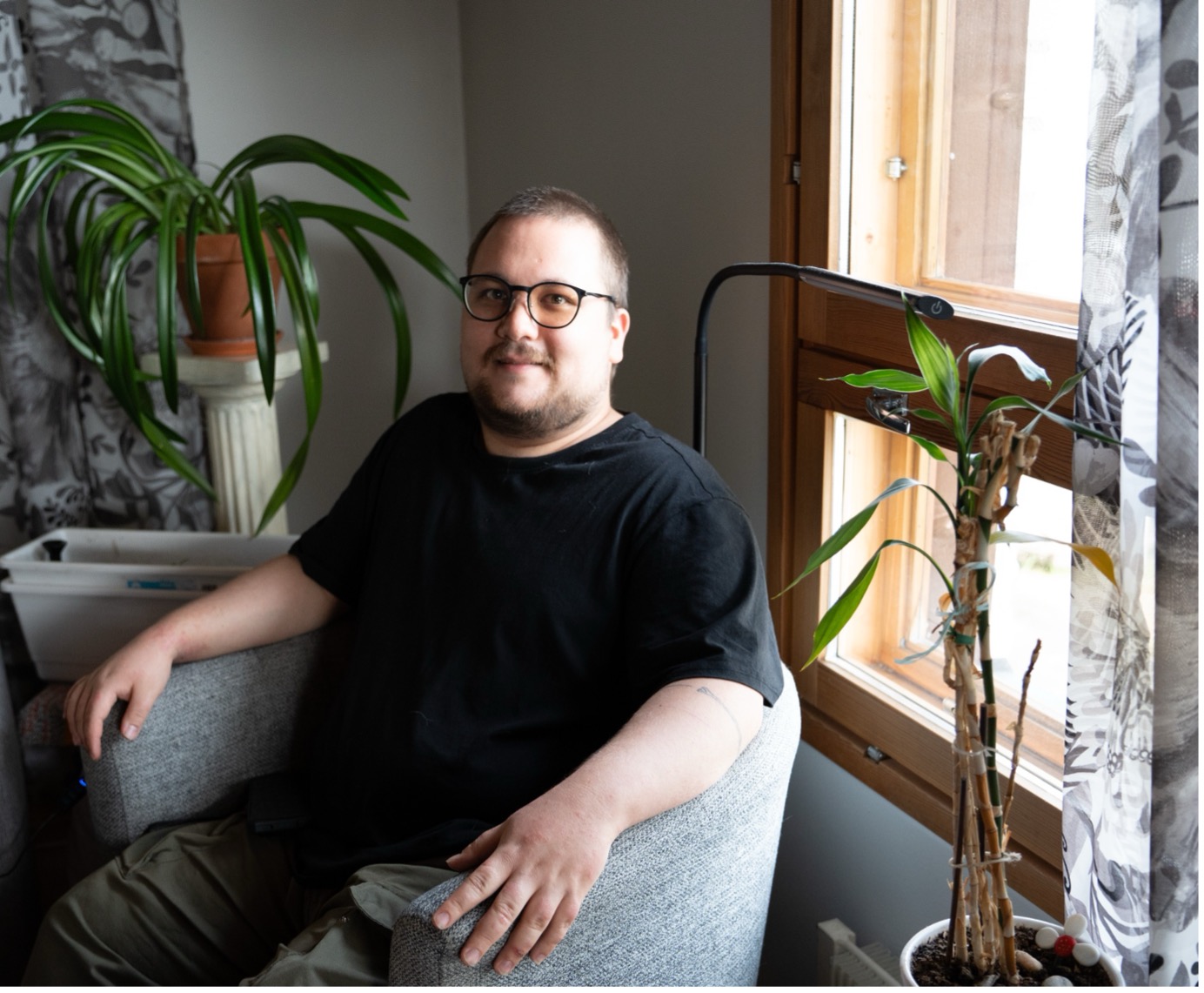 Akira istuu sohvalla