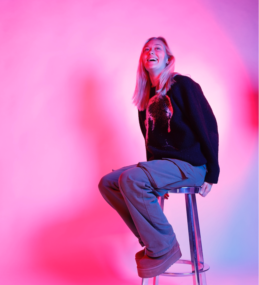 Alina Heino poseeraa tuolilla