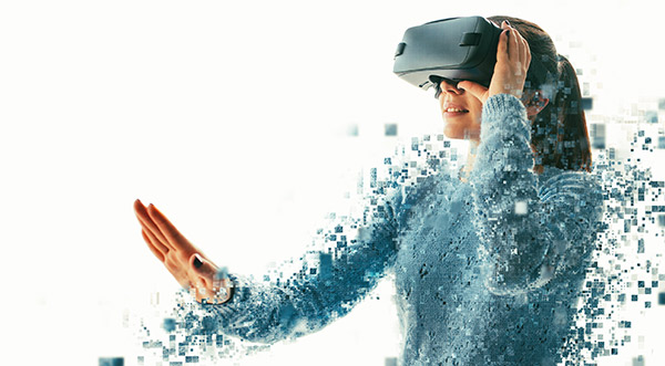 Women with turquoise shirt on an VR headset