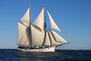 Meeting the Odyssey -ryhmän laiva Hoppet purjehtii merellä.