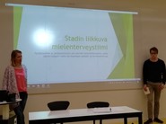 Stadin liikkuvan mielenterveystiimin edustajat esittelevät toimintaansa Motiivi-ohjaajakoulutuksen osallistujille.