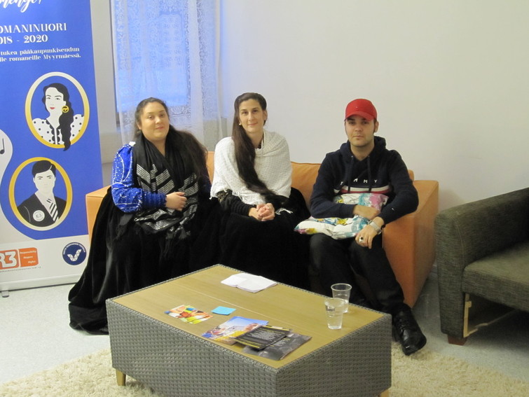 Motiivi- ja Romaninuori-hankkeiden ristiinpölytysseminaarin paneelikeskustelun kolme osallistujaa istuu sohvalla.