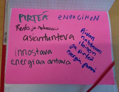 Paperi, johon on kirjoitettu positiivisia palautesanoja: pirteä, rento ja mukava, asiantunteva, innostava, energiaa antava.