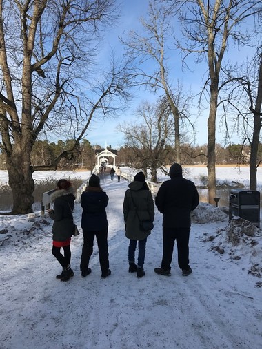 Villa Ullaksen nuoria kulkemassa kohti Seurasaaren siltaa aurinkoisena talvipäivänä.