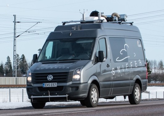 Liikennepäästö ja katupöllypitoisuuksia mittaava Nuuskija-auto.