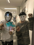 Motiivi-ohjaajakoulutuksen kaksi osallistujaa pukeutuneina naamioihin.
