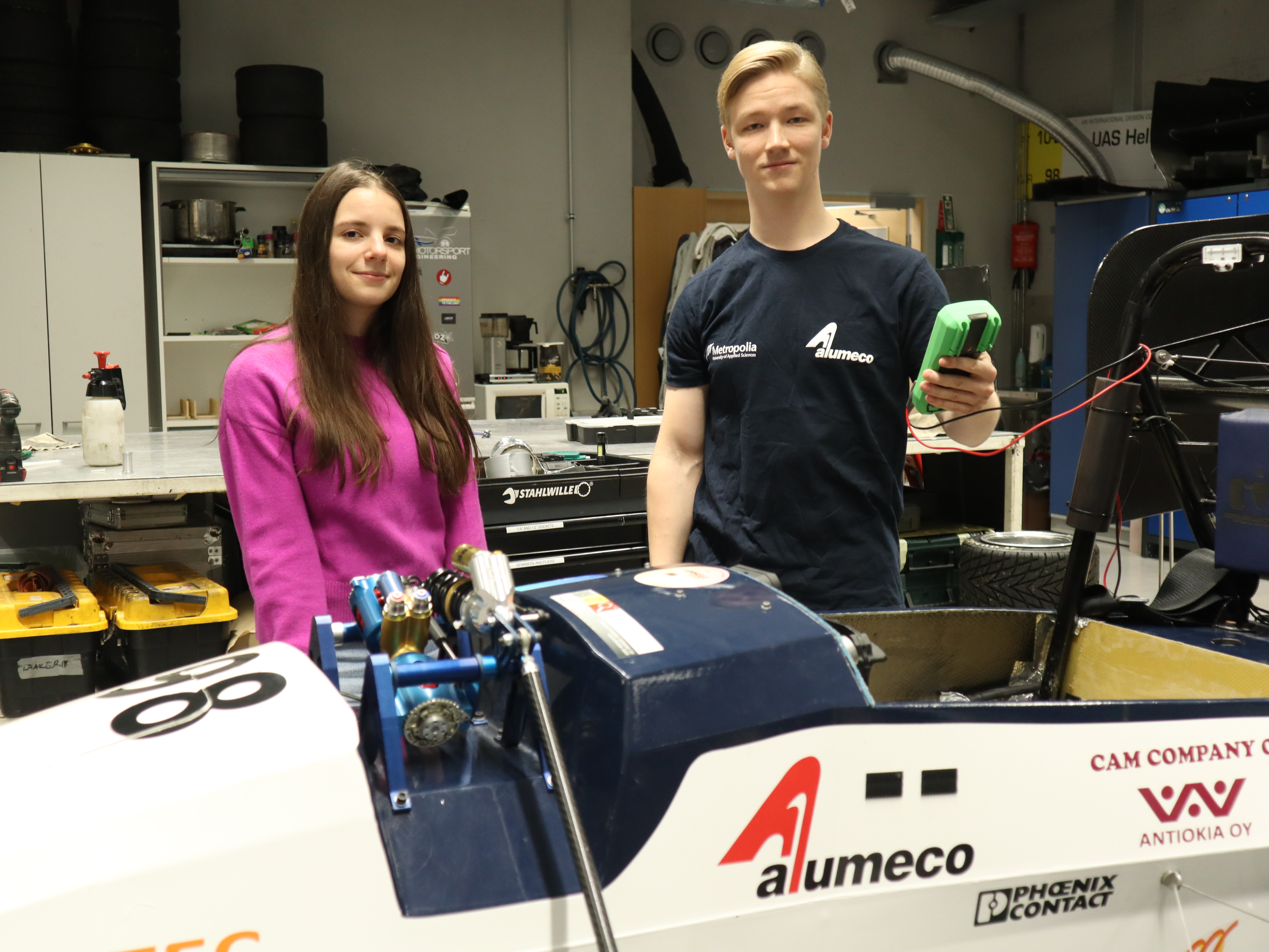 Metropolian opiskelija Antti Räisänen ja Aalto-yliopiston opiskelija Alexia Badescu ovat valmiina vuoden kilpa-autoprojektiin.