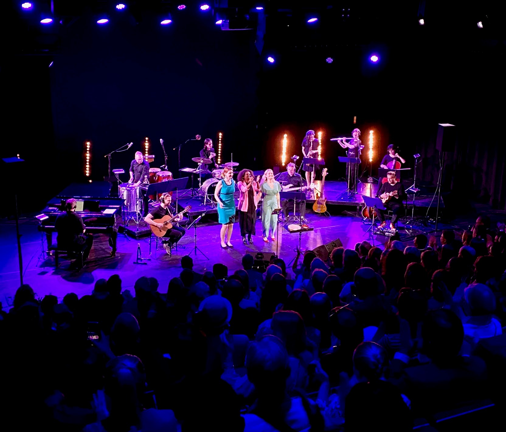 Laulaja-Lauluntekijä Denise Fontoura konsertoi loppuunmyydylle Arabiasalille to 7.9. yhdessä Metropolian musiikin tutkinto-ohjelman opiskelijoiden kanssa.