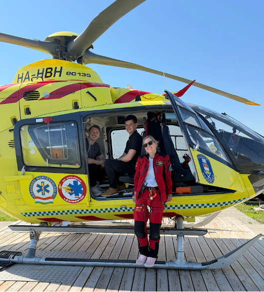Opiskelijat helikopterissa