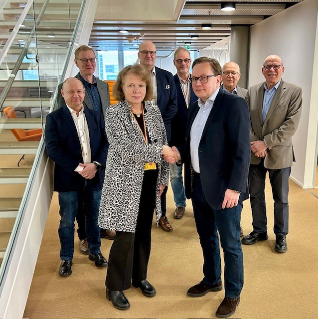 Metropolian ja Rakennusmestarien Säätiön edustajat rivissä