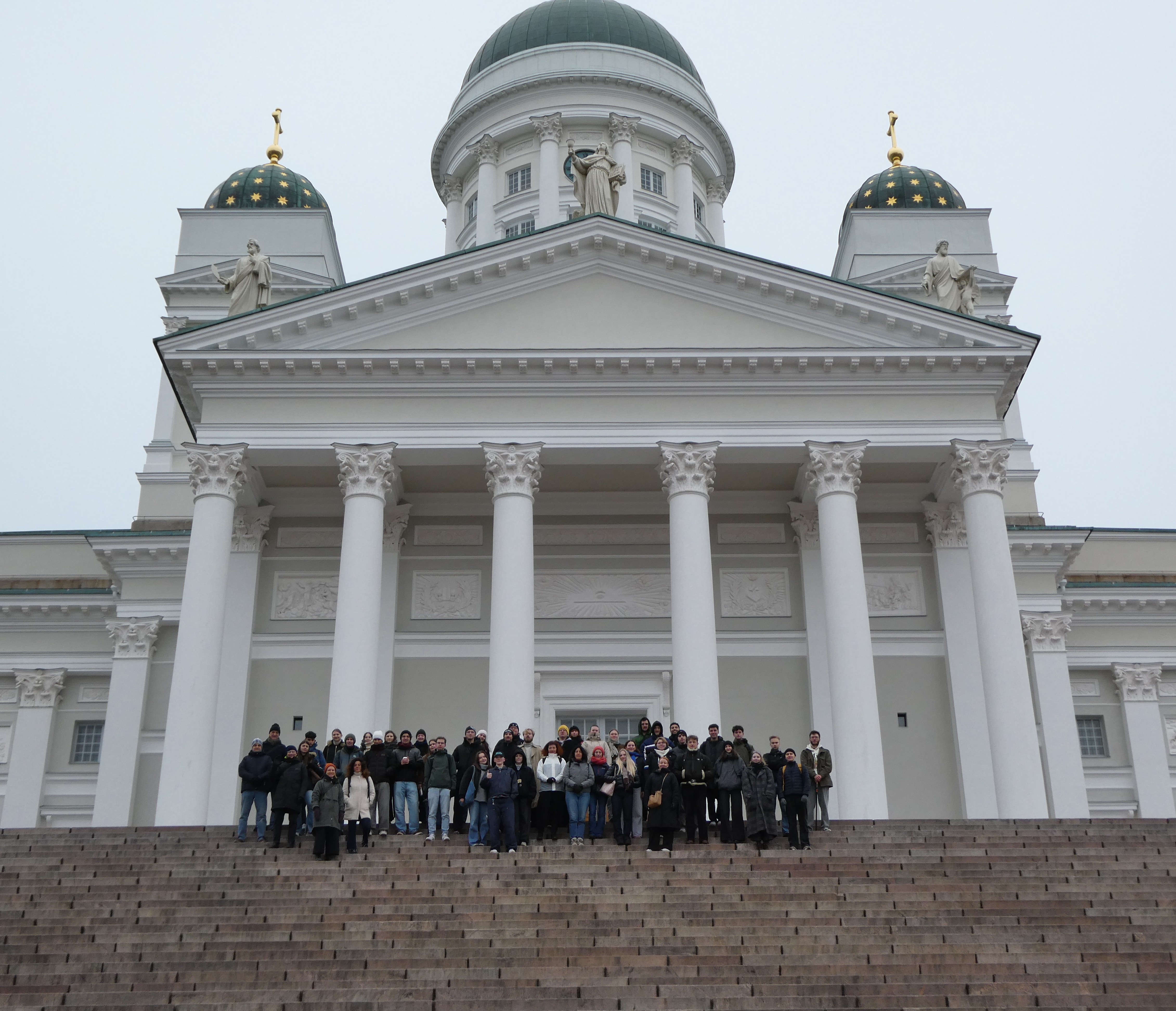 Opiskelijat Helsingissä kirkon edessä