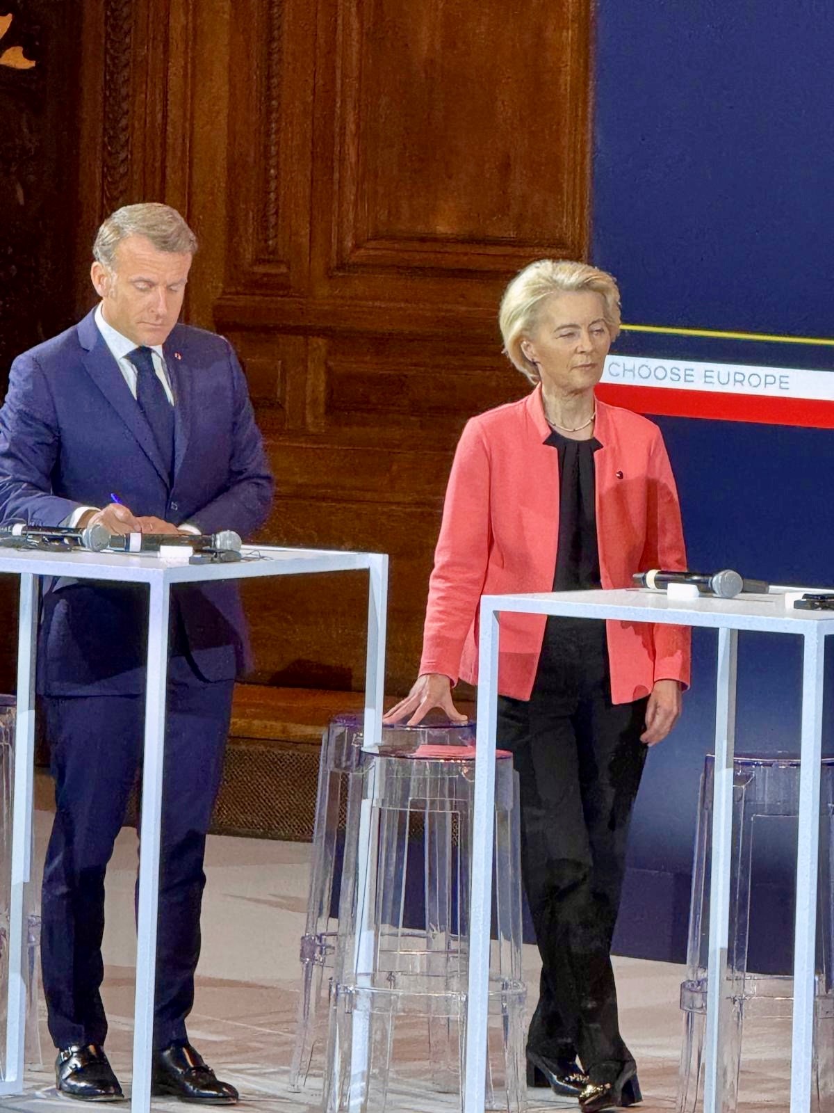 Presidentti Emmanuel Macron ja Euroopan komission puheenjohtajaUrsula van der Layer