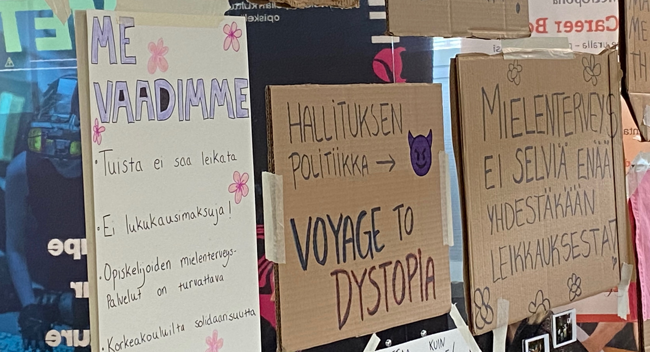 Mielenilmauksen kyltit Arabiassa