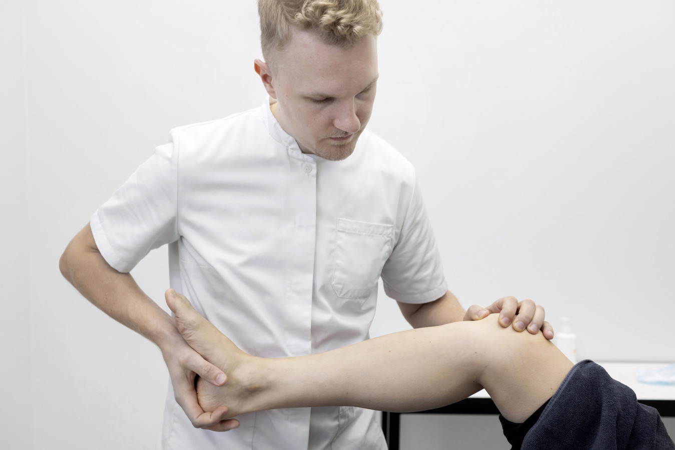 Osteopaattiopiskelija hoitaa opetusasiakasta
