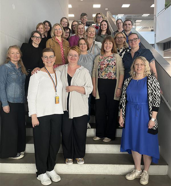 Raisa ja Anne-Mari yhdessä opiskelijoiden kanssa portailla