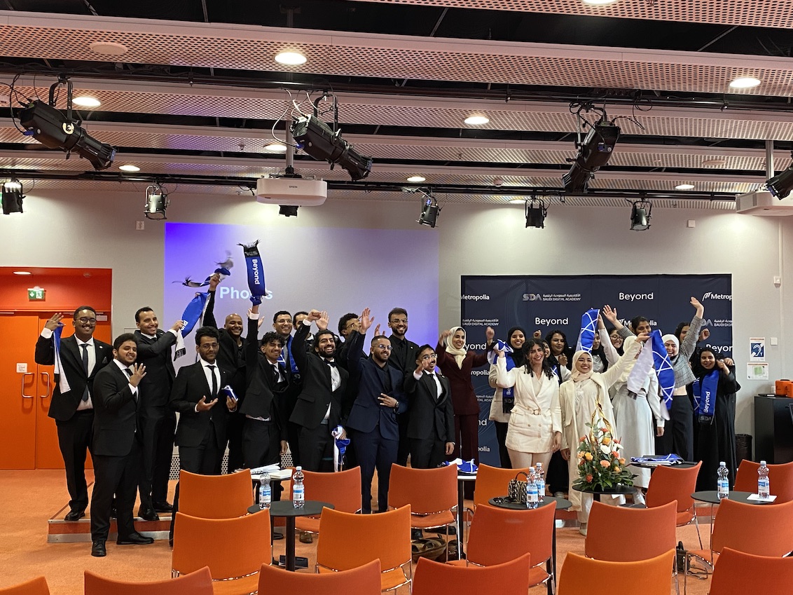 25 saudiarabialaista opiskelijaa sai Metropolian Myllypuron kampuksella 22. elokuuta valmistujaistilaisuudessa todistuksen “Game Development Program (Beyond) take place in Helsinki”-kurssista.