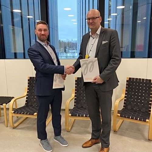 Daikinin toimitusjohtaja Mikko Ropponen ja Metropolian talousjohtaja Simo Mustila kättelemässä yhteistyösopimuksen merkiksi.