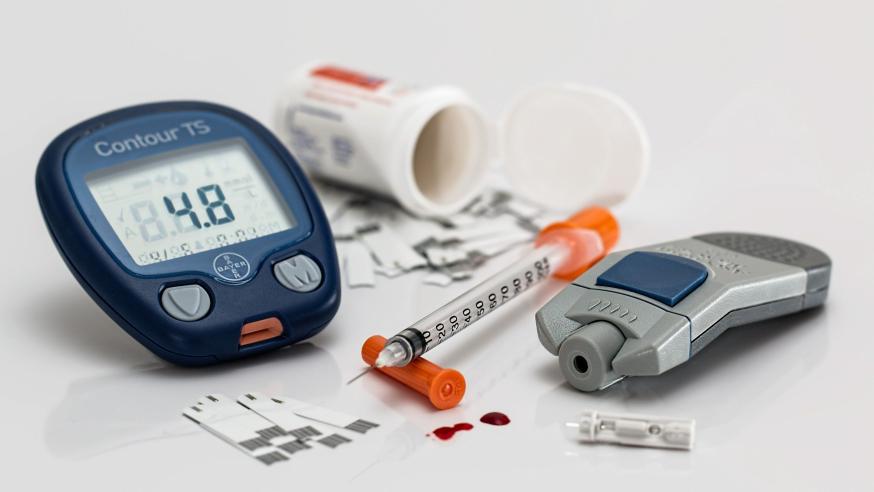 Diabeteksen hoitoon tarkoitettuja laitteita, esimerkiksi verensokerin mittaaja ja insuliinipiikki