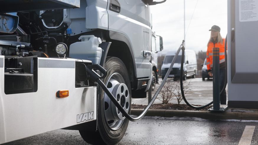 Sähkökuorma-auto latauspisteellä.