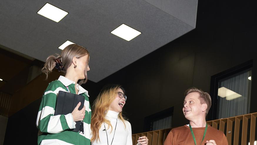 kolme henkilöä laskeutuu portaita