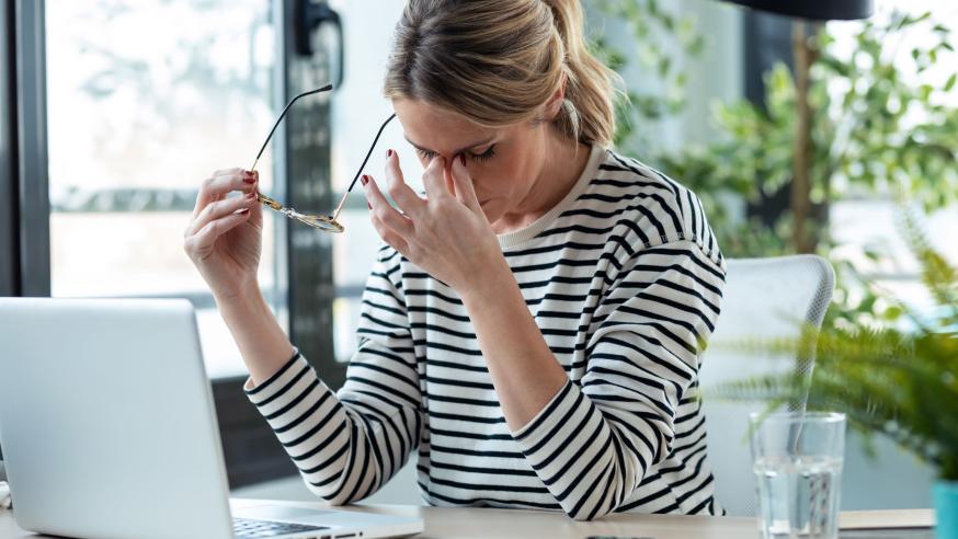 Nainen työpöydän ääressä