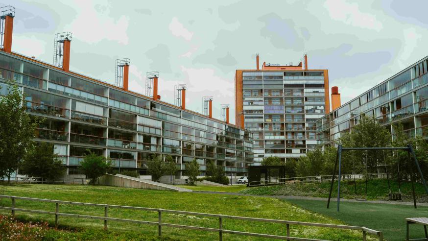 Kolme kerrostaloa ja nurmipiha