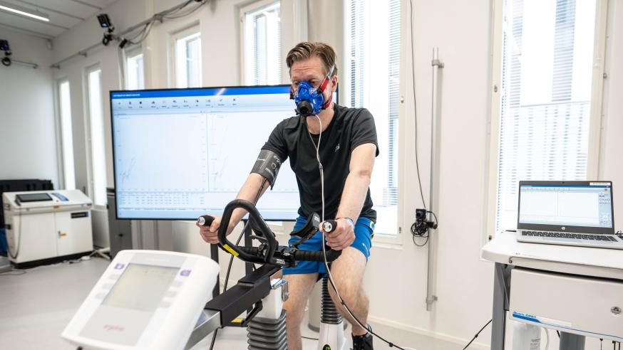 Man taking a VO2max test