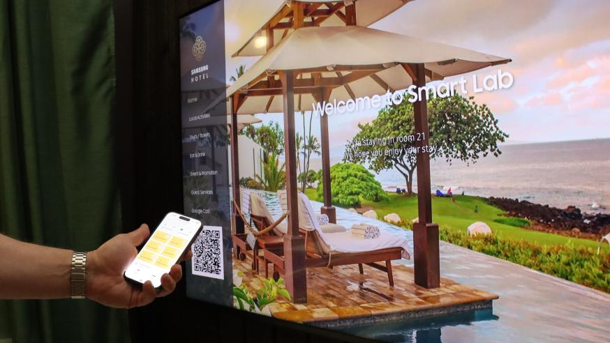 Hotellitelevisiossa QR-koodi, joka luetaan älypuhelimella