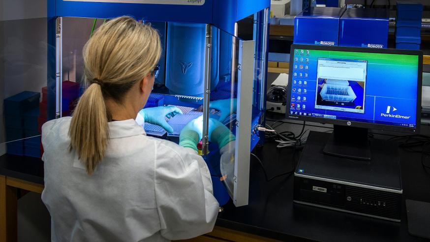 Kuvassa laboratorio ja terveysteknologialaitteita.