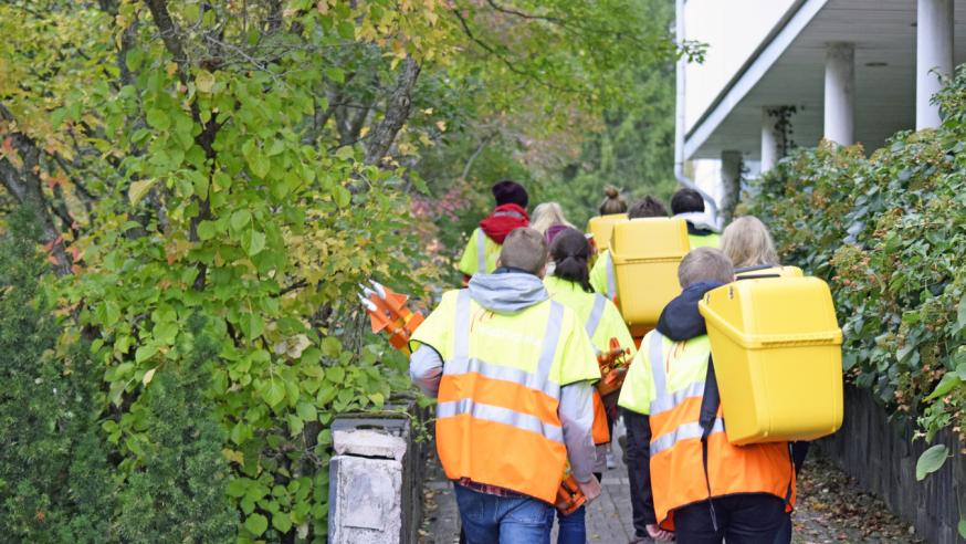 Maanmittaustekniikan opiskelijat matkalla kenttäharjoitukseen.