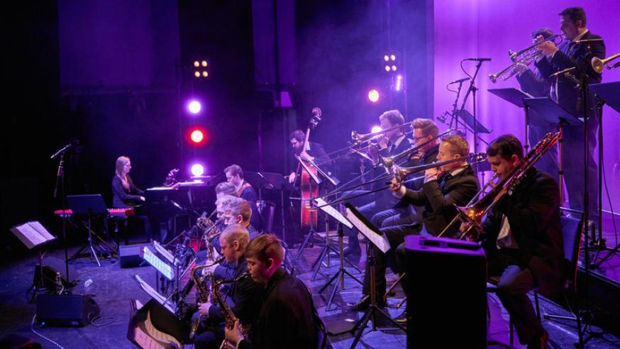 Metropolia Big Band esiintyy, puhallinsektio etualalla, takana kosketinsoittaja ja kontrabasso.