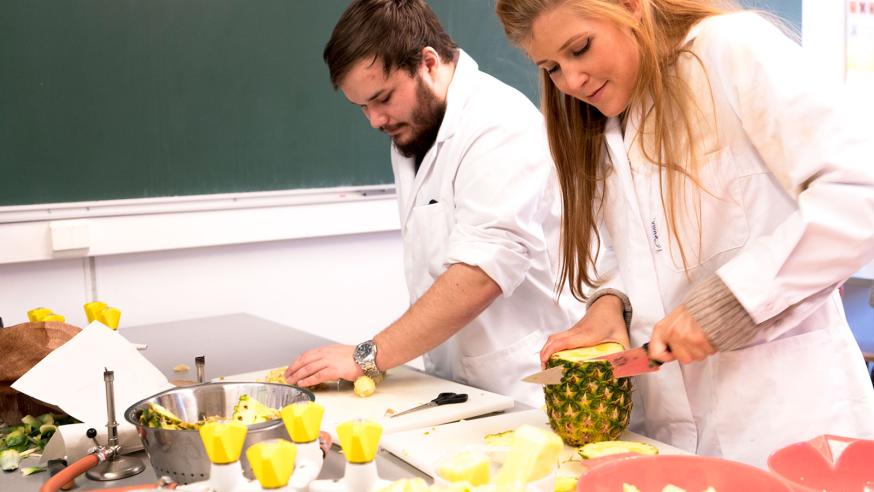 Kaksi opiskelijaa elintarviketekniikan laboratoriossa.