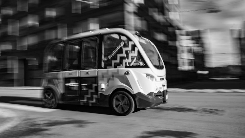 Robottibussi ajaa kaupungin kadulla