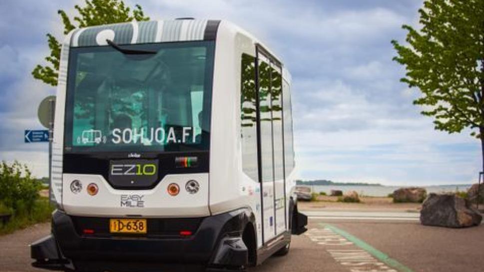 Robottibussi pysäköitynä meren rantaan